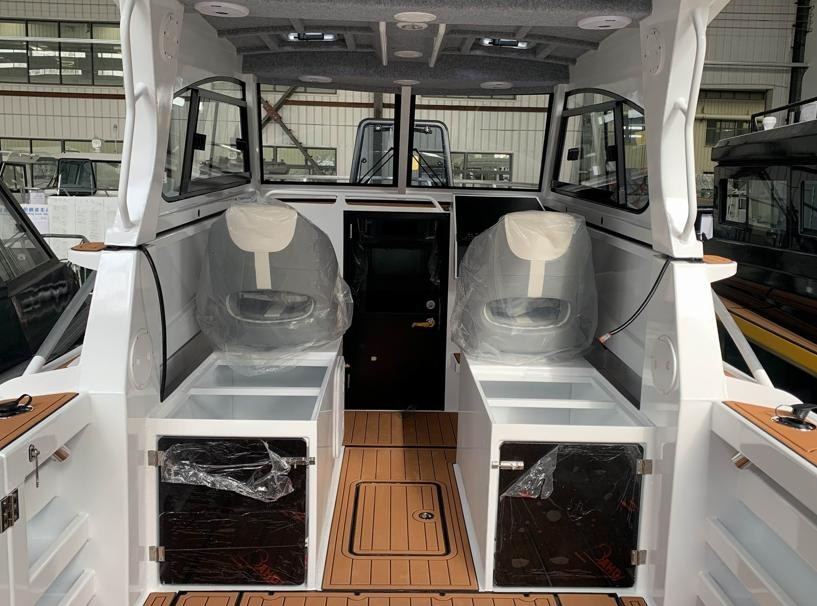 EO750 cockpit and cabin entry