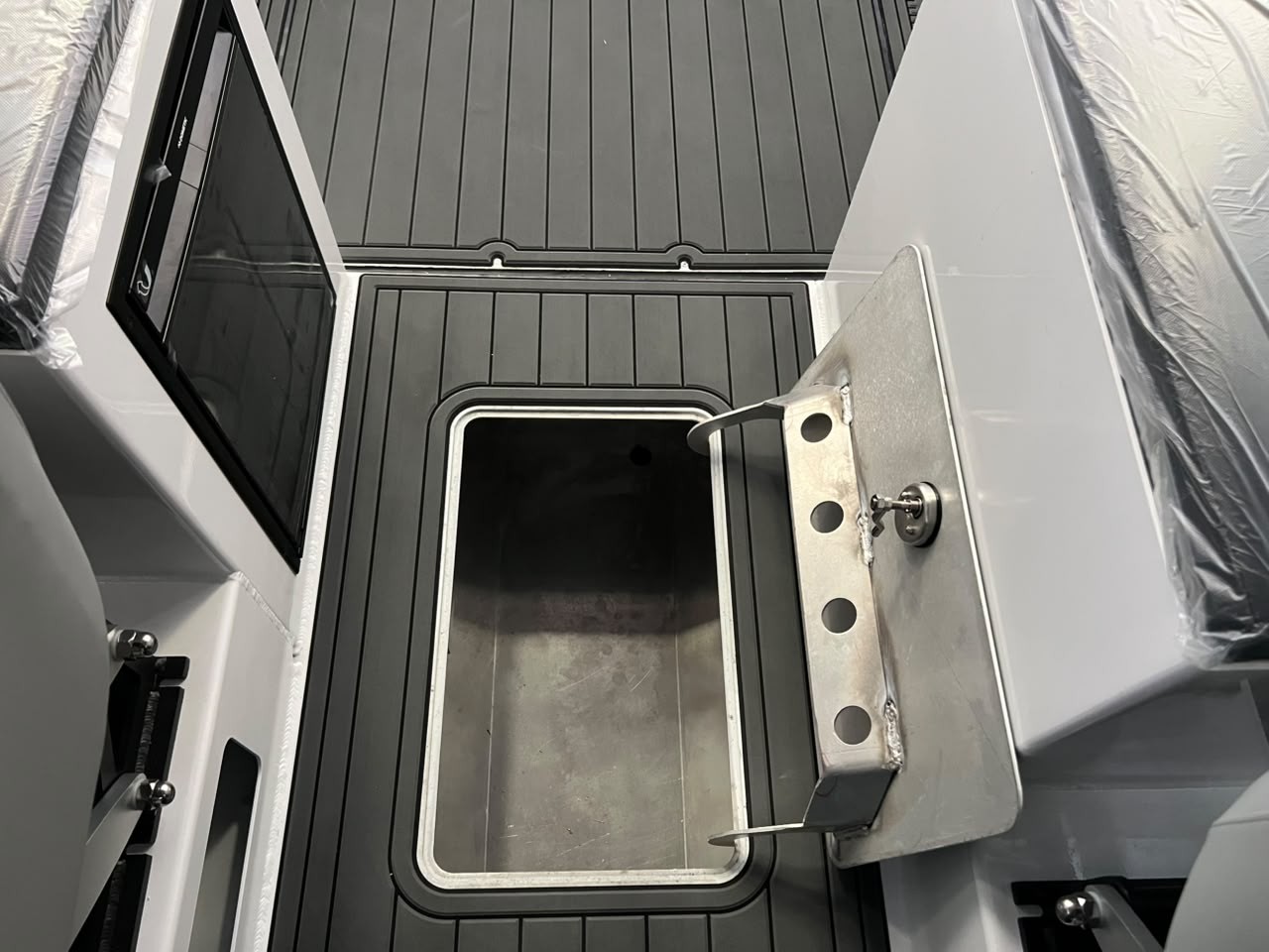 EO750 underfloor storage hatch